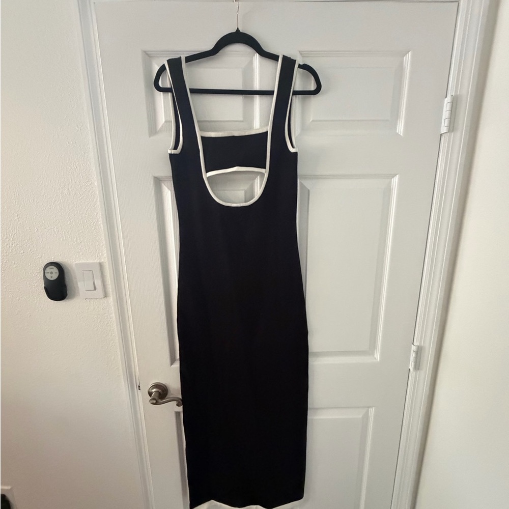 Elegant Black and White Sleeveless Dress